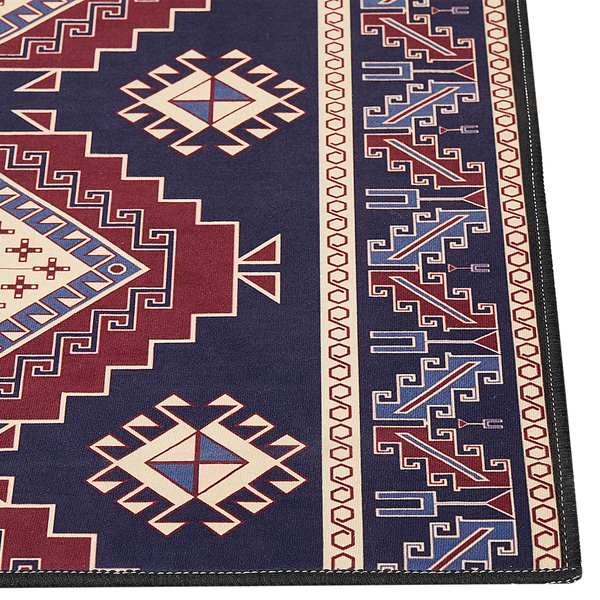 Teppich mit geometrischem Muster im Ethno-Stil mit Rauten und Ornamenten.