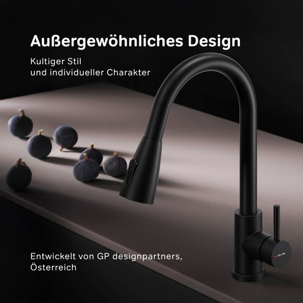 Schwarze Küchenarmatur mit hohem, schwenkbarem Auslauf