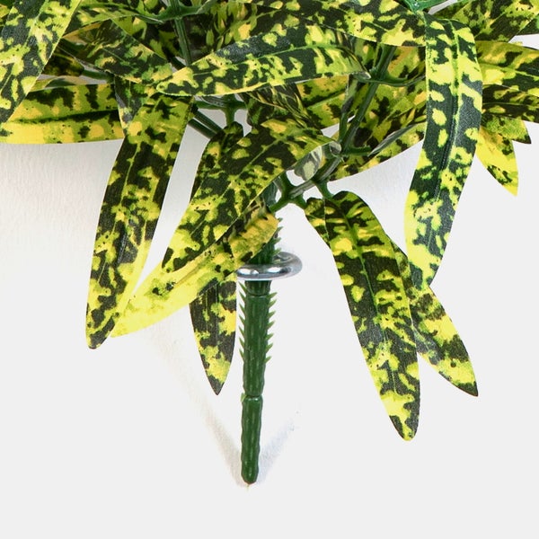 Detailansicht künstlicher Monstera-Blätter mit charakteristischen Blatteinschnitten und Blattadern.