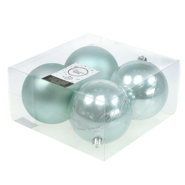 Vier Christbaumkugeln aus Kunststoff in einer transparenten Verpackung