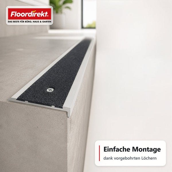 Floordirekt Logo Treppenkantenprofil aus Aluminium mit Antirutschbelag auf einer Treppenstufe montiert für eine einfache Montage