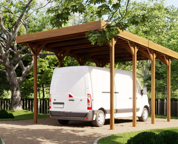 Großes Holz-Carport mit Flachdach auf einer Kiesfläche in einem Garten. Ein weißer Transporter parkt unter dem Unterstand.
