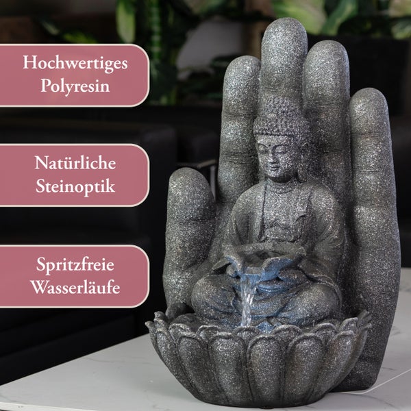 Zimmerbrunnen Buddha in einer Hand aus Polyresin in Steinoptik mit Lotusblütenbasis und spritzfreien Wasserläufen.