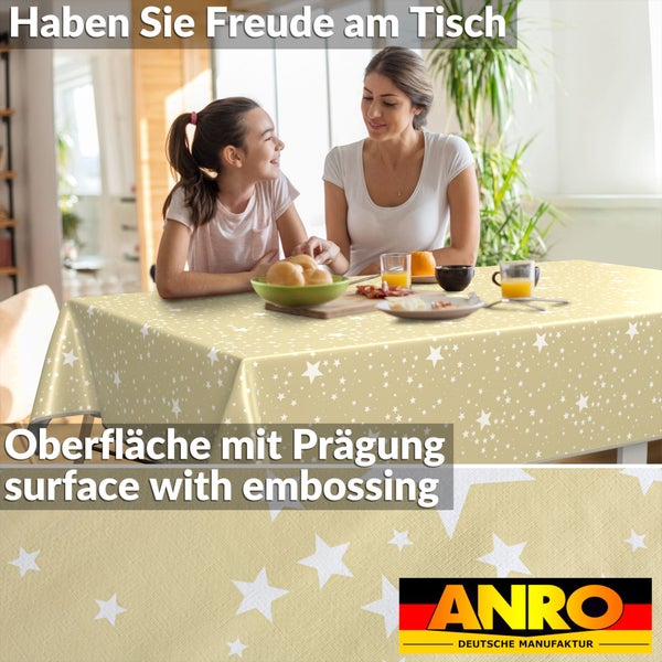 Familie am Tisch mit Wachstuchdecke mit Sternenmuster und geprägter Oberfläche. ANRO Logo