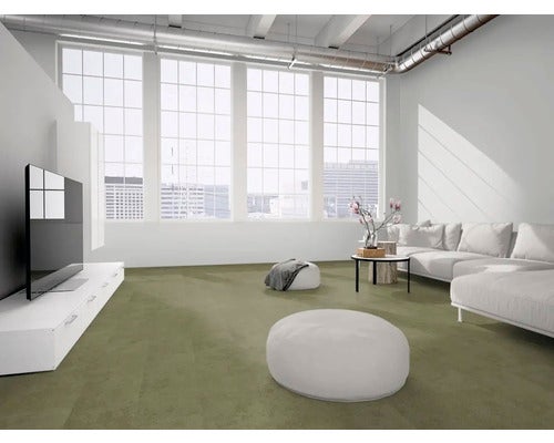 Modernes Wohnzimmer mit großen Fenstern, weißem Sofa und olivgrünem Bodenbelag. Heller, geräumiger Loft-Stil.