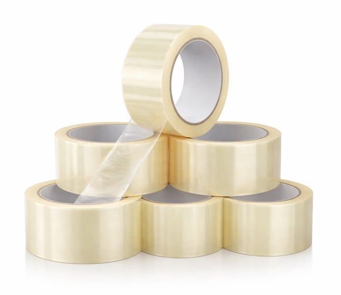 Sechs Rollen transparentes Paketband, gestapelt in Pyramidenform.