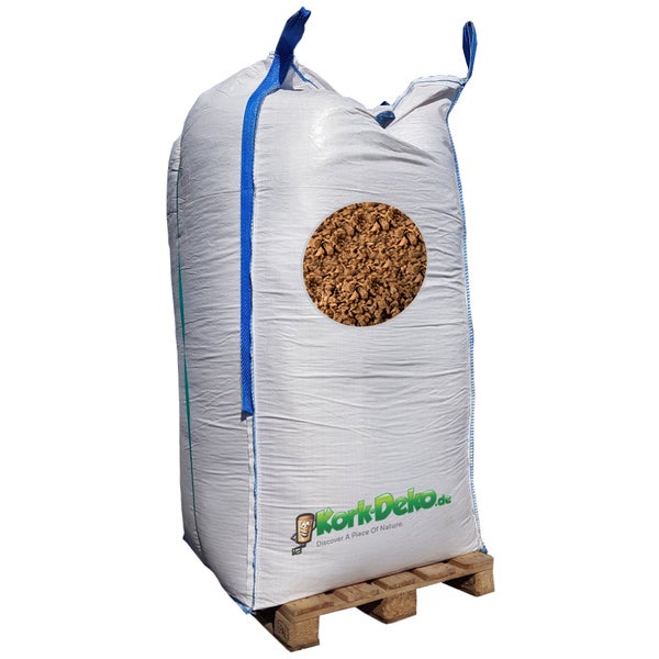 Großer Big Bag gefüllt mit Korkschrot auf einer Holzpalette für Dämmzwecke