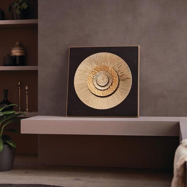Modernes quadratisches Wandbild mit goldenem kreisförmig geschichtetem Design auf dunklem Grund in einem Wohnraum.