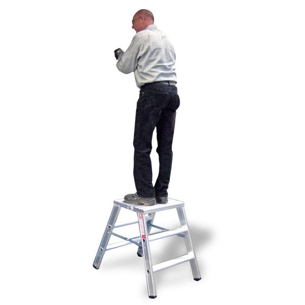 Ein Mann steht auf einer stabilen Aluminium Trittleiter und arbeitet an der Wand.