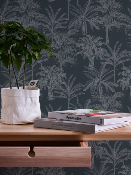 Zimmer mit Tapete mit Pflanzenmuster, Tisch und Dekoration