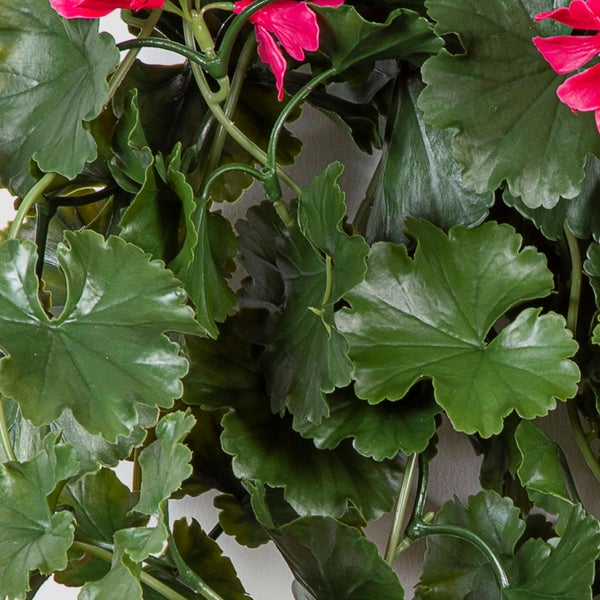 Nahaufnahme eines Blumenstraußes mit orangefarbener Strelitzie, rosa Astilbe, Allium und grünem Blattwerk.