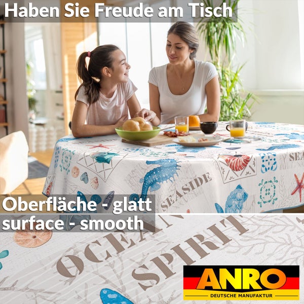 Familie am Tisch mit maritimer Wachstuch-Tischdecke und ANRO Logo