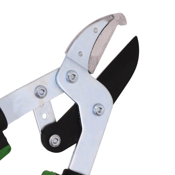 Nahaufnahme des Schneidkopfs einer Amboss-Astschere mit Metallklingen und Hebelmechanismus.