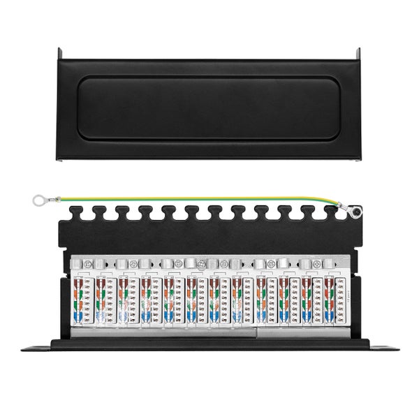 12-Port Patchpanel mit Abdeckung und Erdungskabel für die Montage von Netzwerkkabeln.