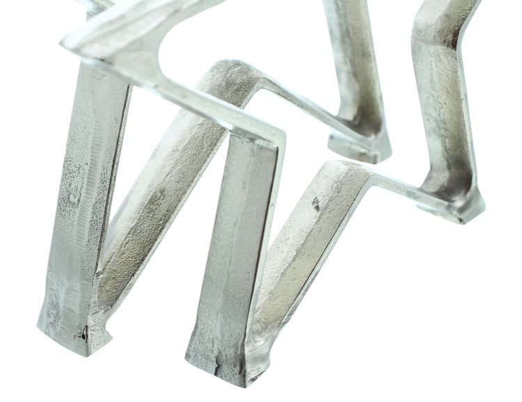 Mehrere Erdanker aus Metall im Detail