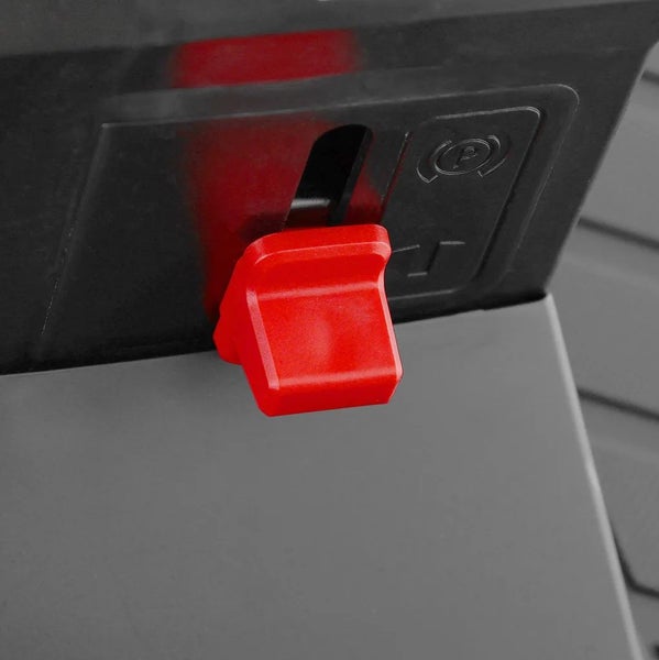 Detailansicht eines roten Verschlussriegels an einem Aufbewahrungsprodukt.