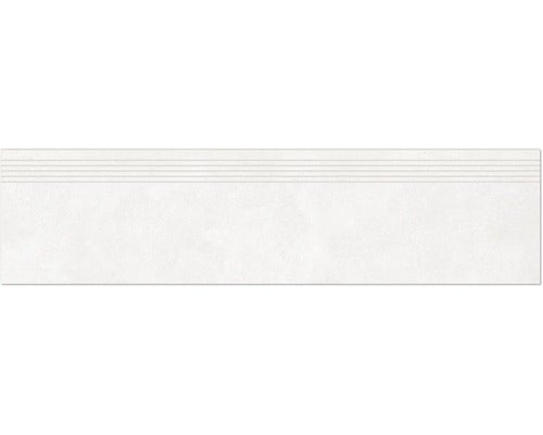 Weiße Fliesentreppe mit horizontalen Rillen für den Innenbereich.