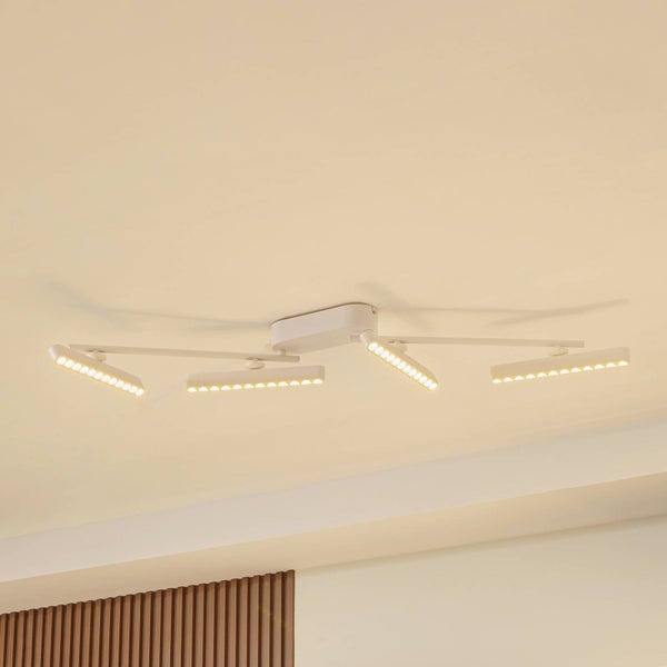 Weiße LED-Deckenleuchte mit vier verstellbaren Lichtleisten an einem zentralen Gehäuse, warmweißes Licht.