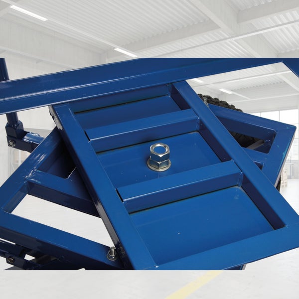 Stahlrahmen einer Sackkarre mit robuster Lackierung und zentraler Schraubenverbindung für Transportaufgaben.