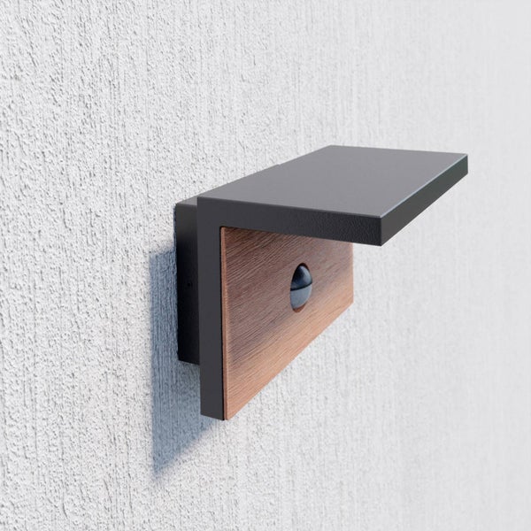 Moderne L-förmige LED-Außenwandleuchte in Anthrazit mit Holzoptik und integriertem Bewegungsmelder.