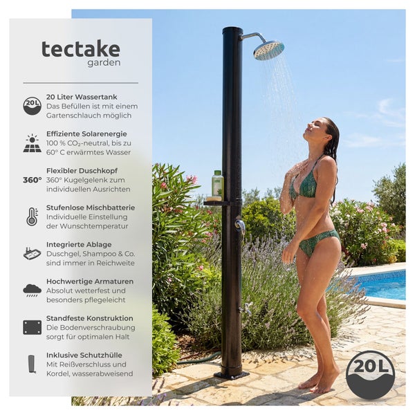 Tectake Solar-Gartendusche mit 20-Liter-Wassertank. Eine Frau duscht im hellen Garten neben einem Pool. Schwarze Dusche mit verstellbarem Duschkopf.