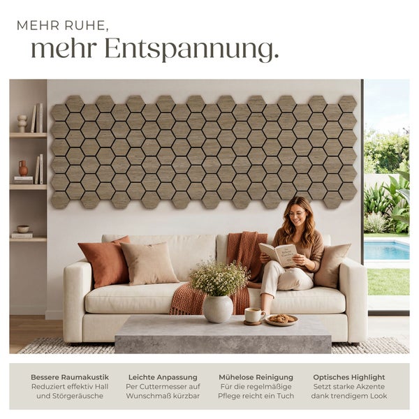 Modernes Wohnzimmer mit sechseckigen Akustikpaneelen in Holzoptik hinter einer Frau, die auf einem Sofa liest. Helle, organisierte Atmosphäre.