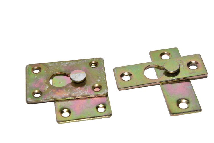 Zwei Metallplattenverbinder zum Zusammenhalten von Möbelteilen mit integriertem Verriegelungsmechanismus.
