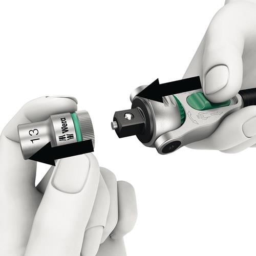 Wera Logo Schraubendreher mit Bithalter in der Hand