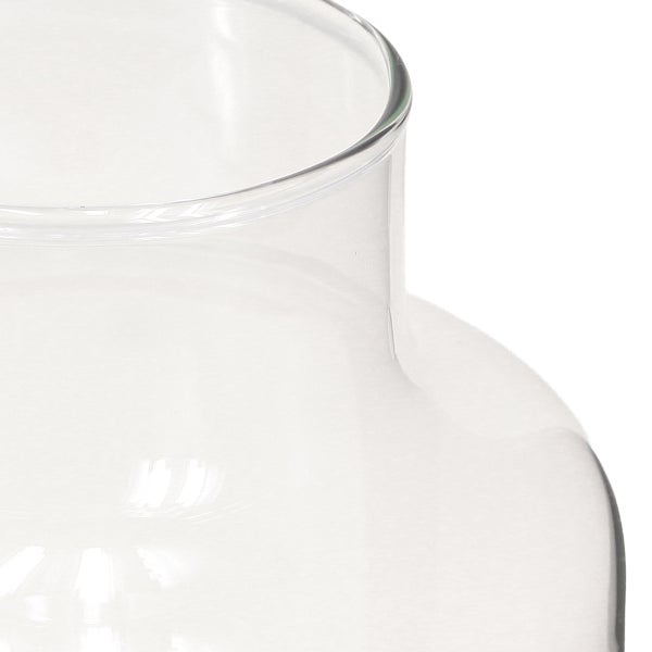 Detailansicht des oberen Teils einer transparenten Glasvase mit rundem Hals und Rand.