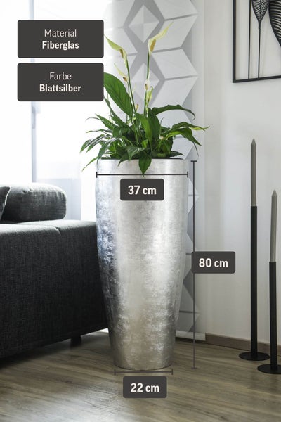 Hoher Pflanzkübel aus Fiberglas in Blattsilber, 80 mal 37 Zentimeter, mit Pflanze in hellem, modernem Wohnzimmer.