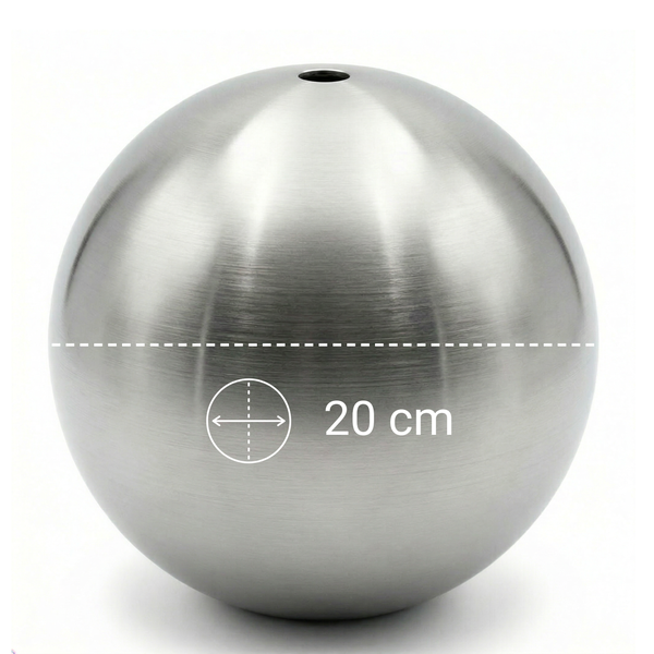 Brunnenkugel aus Edelstahl mit einem Durchmesser von 20 Zentimetern.