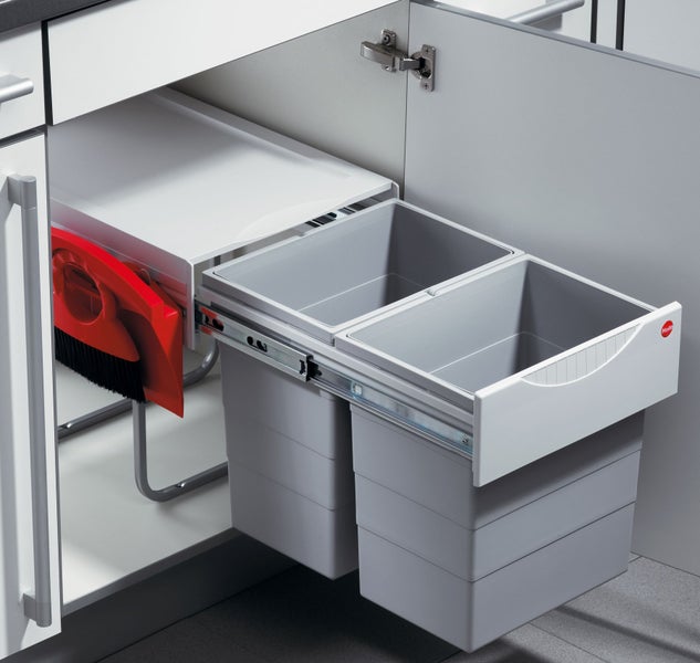Abfalltrennsystem mit zwei Behältern in einem Küchenschrank mit Auszug