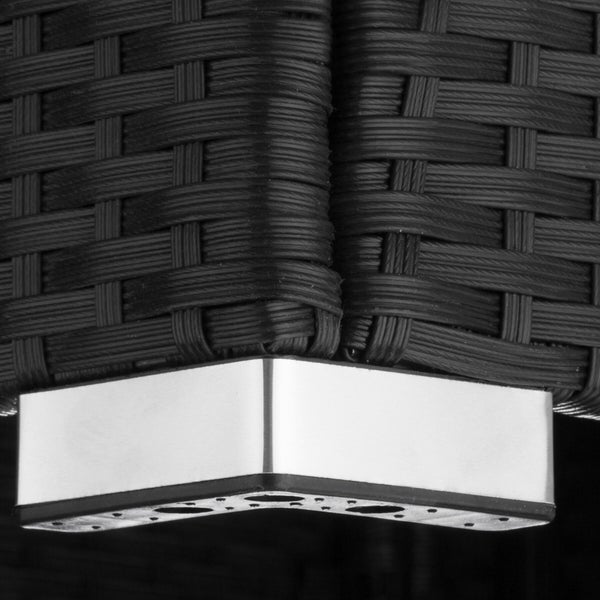 Nahaufnahme eines Metallfußes an einem Gartenmöbel aus Polyrattan-Geflecht.