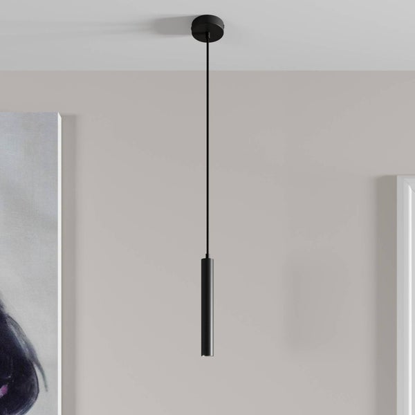 Minimalistische schwarze Pendelleuchte in Zylinderform in einem hellen, modern eingerichteten Raum.