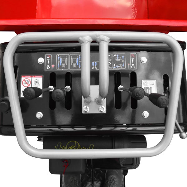 Bedienpanel eines motorisierten Kettendumpers mit Steuerhebeln, Warnhinweisen und Schutzbügel.