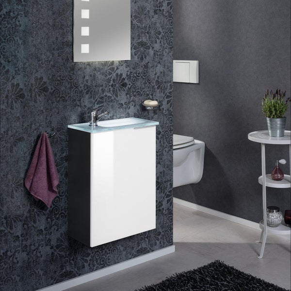 Modernes Badezimmer mit Waschtisch, Spiegel und Toilette