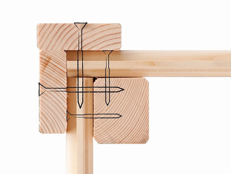 Detailansicht einer Eckverbindung aus Holz mit schematischer Darstellung der Schraubpositionen für die Montage.