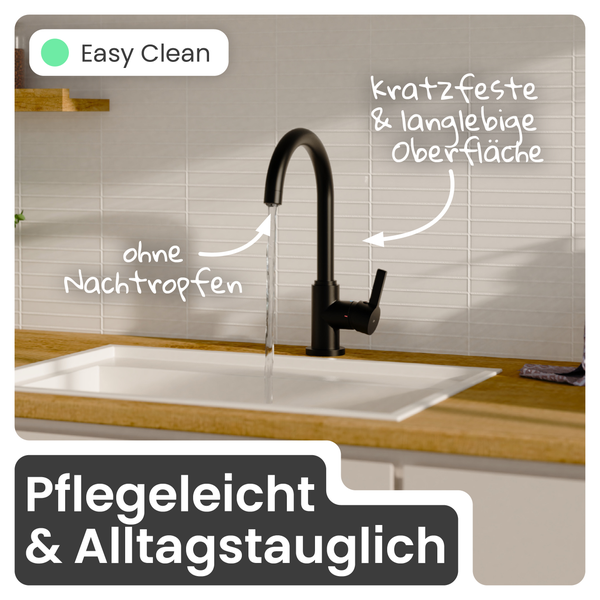 Schwarze Küchenarmatur mit hohem Auslauf über Spüle, kratzfeste Oberfläche, Easy Clean Funktion und ohne Nachtropfen.