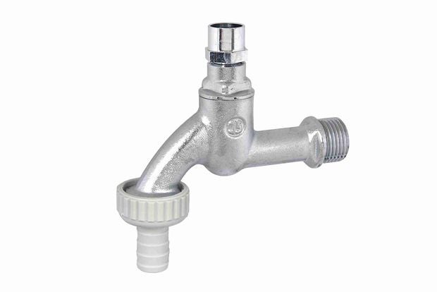 Matt verchromtes Auslaufventil aus Metall mit einer Schlauchverschraubung aus Kunststoff.