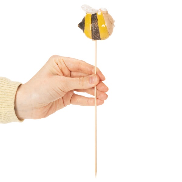 Hand hält Bienen-Gartenstecker