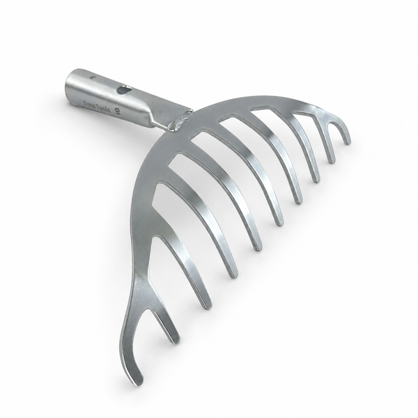 Gartenrechen aus Metall mit zehn gebogenen Zinken und Tülle für einen Stiel.