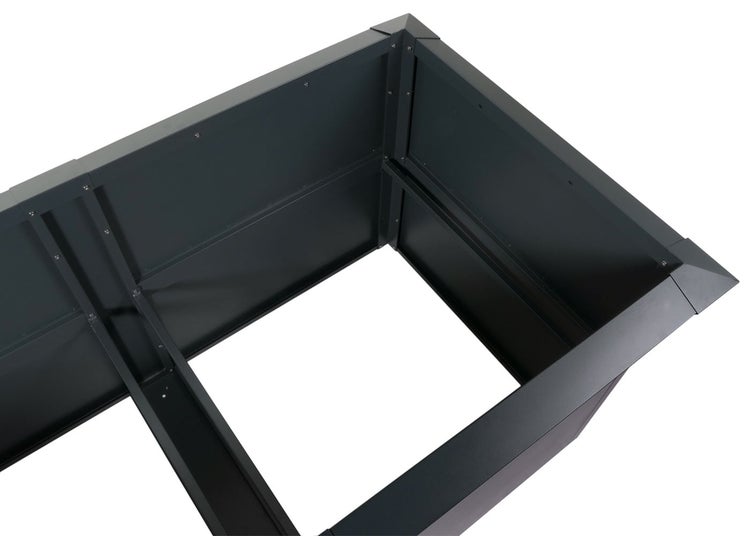 Innenansicht eines rechteckigen Hochbeets aus Metall mit Eckverstärkungen und breitem Rand.