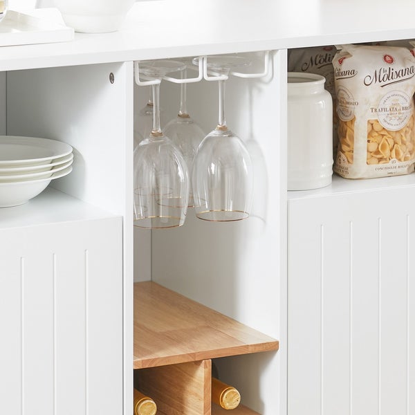 Weißer Küchenschrank mit Gläsern, Geschirr und Lebensmitteln