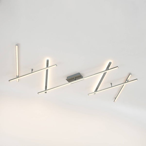 Moderne LED-Deckenleuchte mit sich kreuzenden Metallstäben, geometrische Anordnung.