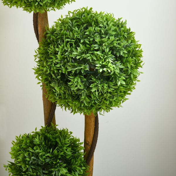 Künstlicher Buchsbaum-Kugelbaum mit drei grünen Kugeln und einem naturgetreuen Stamm.