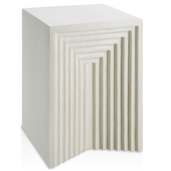 Quadratischer Beistelltisch aus Beton mit strukturiertem Stufenmuster an der Vorderseite.