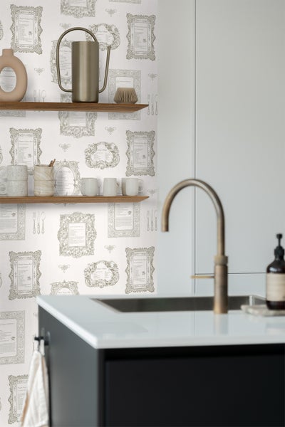 Küchenszene mit gemusterter Tapete, Regalen und Spüle