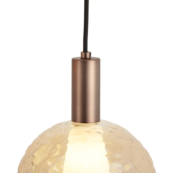 Moderne Pendelleuchte mit strukturiertem Glaskopf und metallischem Lampenfassungsgehäuse an einem Stromkabel