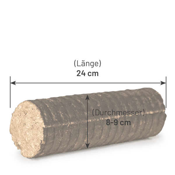 Rundes Holzbrikett mit einer Länge von 24 Zentimetern und einem Durchmesser von 8 bis 9 Zentimetern.