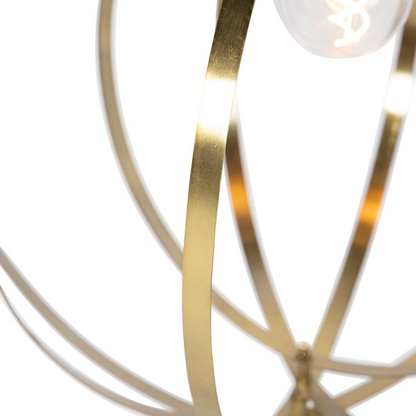 Detailansicht einer goldenen Pendelleuchte mit mehreren ringförmigen Elementen und einer Glühbirne